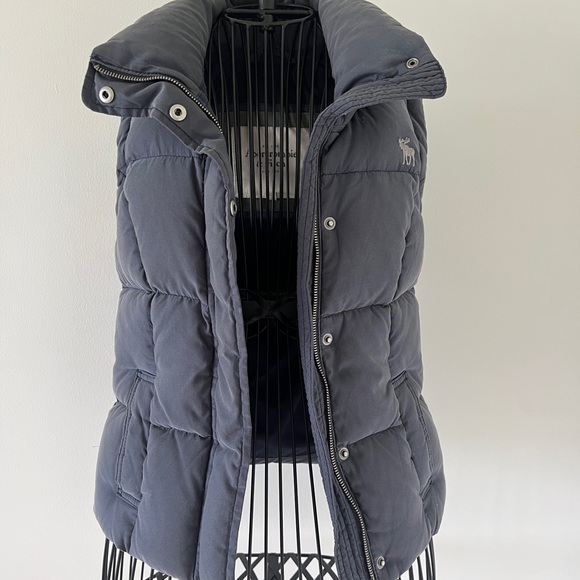 Beautiful vest. Lightly used. Very flattering. Really keeps you warm in the cold - Picture 2 of 4